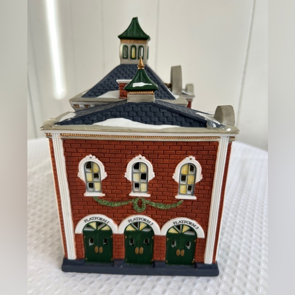 Department 56 “Grand Central Railway Station” - Picture 5 of 7